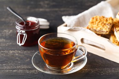 fincan çay ve kurabiye sepetle woode günü kahvaltıda servis