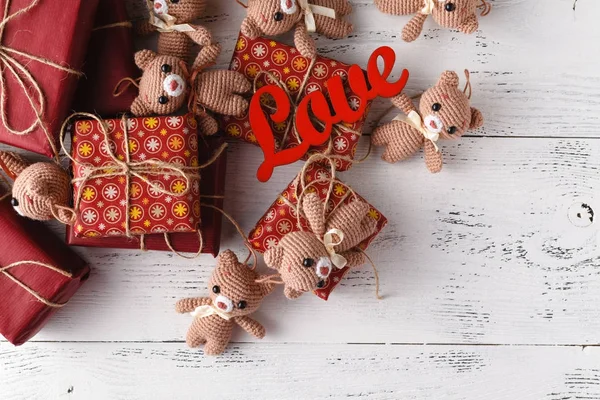 Osos de peluche marrón con caja de regalo roja en blanco — Foto de Stock