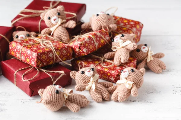 Lindos juguetes de oso de peluche en cajas de regalo decoradas — Foto de Stock