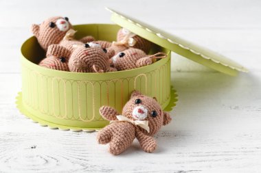 Yığın küçük oyuncak örme ayı