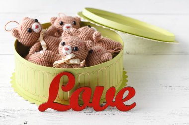 Beyaz üzerine kırmızı hediye kutusu ile kahverengi oyuncak ayılar