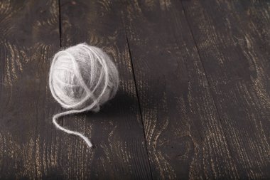 ahşap arka plan gri yün topu
