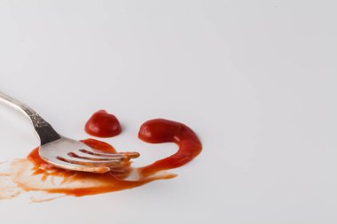 Domates ketshup çanağı ile masada lekeli çatal