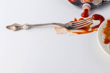 Beyaz arka plan üzerinde domates sosu sıçramalarına