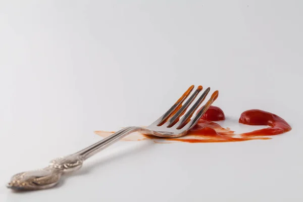 Ketchup plamy na białym tle z widelcem — Zdjęcie stockowe