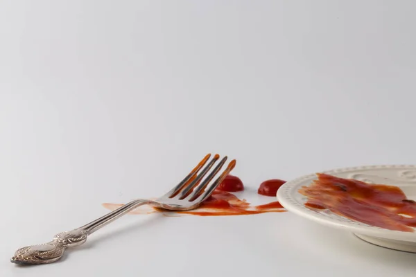 Fork ketshup tomate manchado na mesa com prato — Fotografia de Stock
