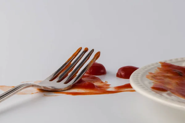 用叉子在白色背景的番茄酱污渍 — 图库照片