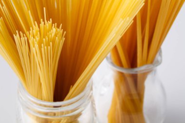 Beyaz arka plan üzerinde İtalyan makarna demet