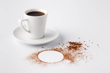 Beyaz masa, üstten görünüm yuvarlağına kakao tozu