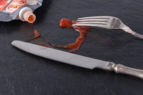 Кетчуп с вилкой на столе из помидоров — стоковое фото