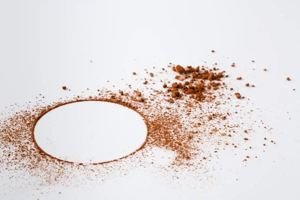 Lingkaran bubuk kakao di atas meja putih — Stok Foto