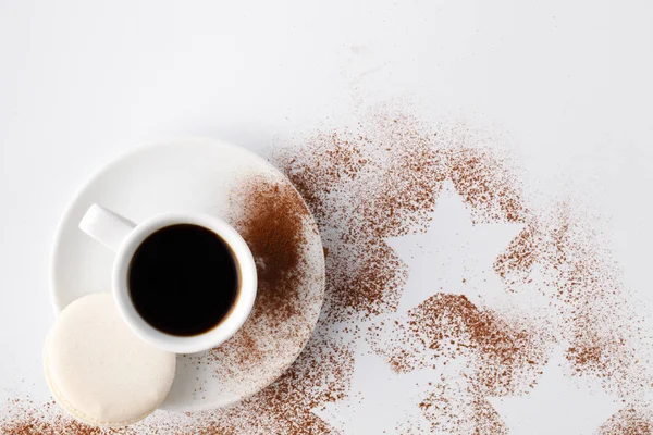 Egy kis pohár kávéház és a kakaó por, a fehér asztal — Stock Fotó