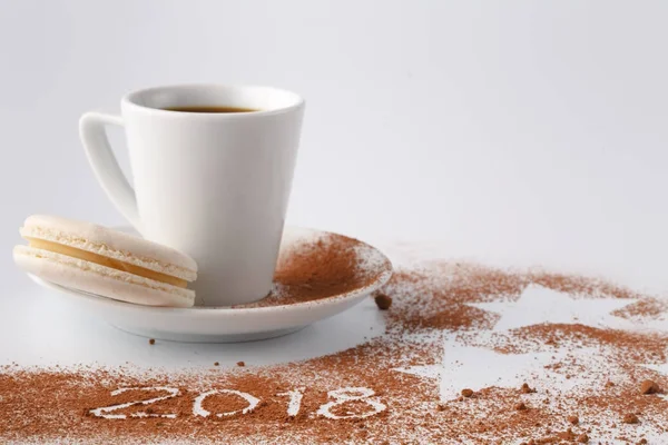2018 kakao tozu üzerinde yeni yıl küçük fincan kakao ile — Stok fotoğraf