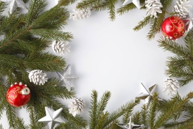 Çam kozalağı ile beyaz arka plan üzerinde Noel dekorasyon