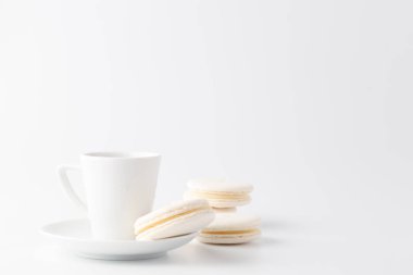 Küçük bir fincan espresso ile beyaz acıbadem kurabiyesi