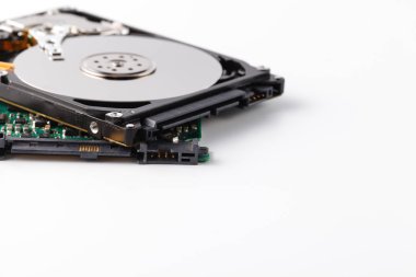 Beyaz backgro bilgisayarın sabit disk sürücüsünde Hdd içinde yakın çekim
