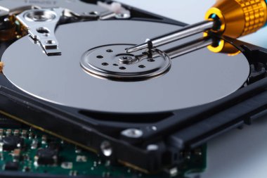 Kullanılan sabit disk açıldığında, Milli bir tornavida ile açıyor 