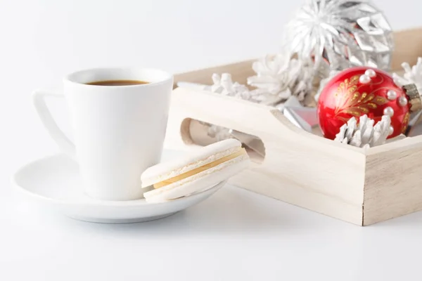 Vista de cerca de la decoración de chistmas en bandeja y café pequeño cu — Foto de Stock