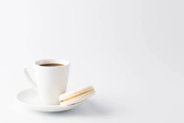 Minimalistisk skott av espressokopp med en vit macaroon — Stockfoto