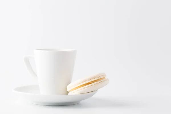 Una tazzina di espresso con macaron bianco — Foto Stock