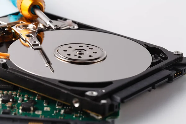 Bir bilgisayar sabit disk onarım proses içinde closeup görünümü — Stok fotoğraf