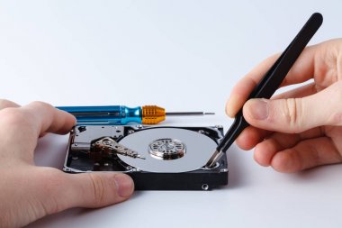 Bir bilgisayar sabit disk onarım proses içinde closeup görünümü