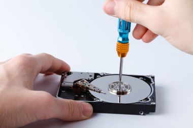 Kullanılan sabit disk açıldığında, Milli bir tornavida ile açıyor 