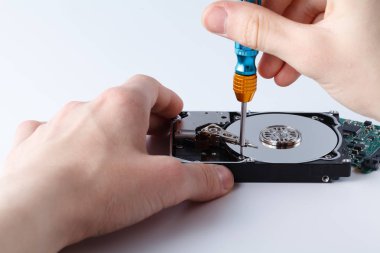 Bir bilgisayar sabit disk onarım proses içinde closeup görünümü