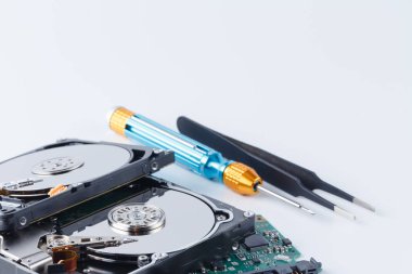 onarım sabit sürücü kavram araçları beyaz zemin üzerine