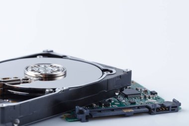 Beyaz backgro bilgisayarın sabit disk sürücüsünde Hdd içinde yakın çekim