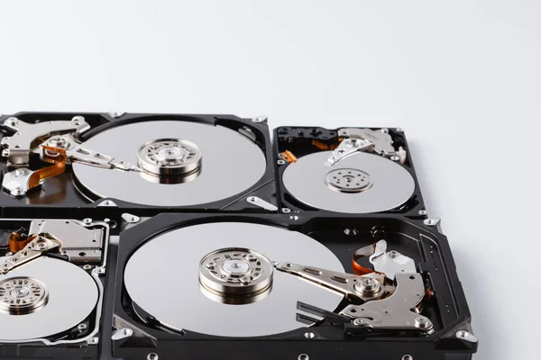 Close-up binnenkant van computer harde schijf Hdd op witte backgro — Stockfoto