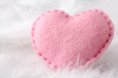 Beyaz arka plan üzerinde yumuşak kalp