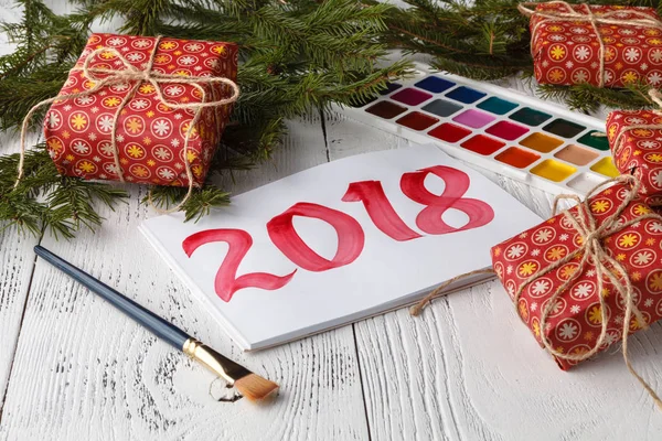 Köknar ağaçlarının, koni ile 2018 yazıt ile yeni yıl kompozisyon — Stok fotoğraf