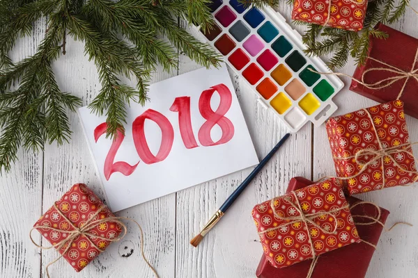 Köknar ağaçlarının, koni ile 2018 yazıt ile yeni yıl kompozisyon — Stok fotoğraf