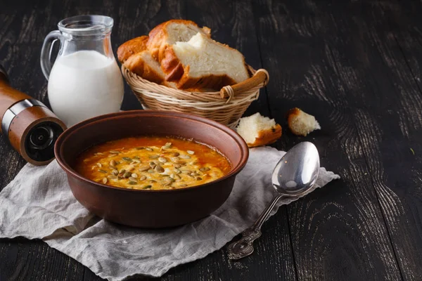Sirve en la mesa rústica, sopa de calabaza condimento tradicional en — Foto de Stock