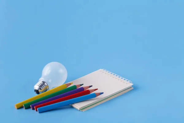 艺术家、clolour 铅笔和灯泡的创意构思 — 图库照片