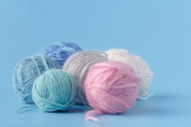 pembe ve mavi iplik topları