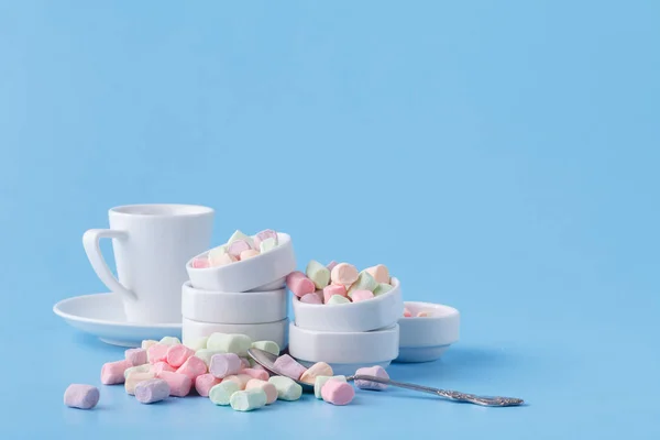 Pasztell színű kis marshmallow fehér tálban — Stock Fotó
