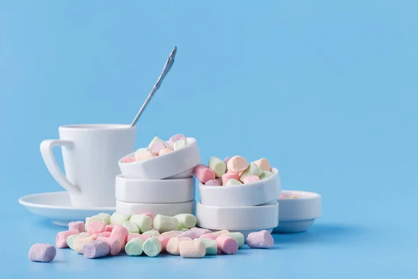 Halom kis colorfull marshmallow tál kék háttér — Stock Fotó