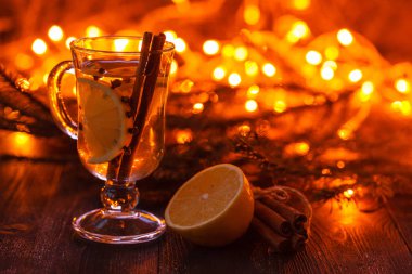 Nane ve mandalina ile geleneksel kış içecek. Noel içki