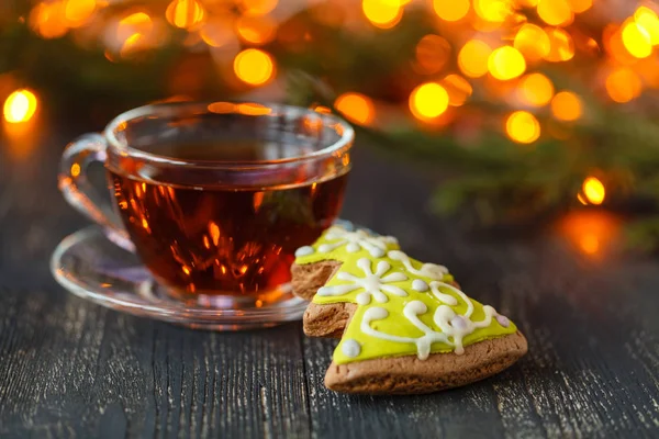Чай и печенье с огнями в фоновом режиме, избирательный фокус — стоковое фото