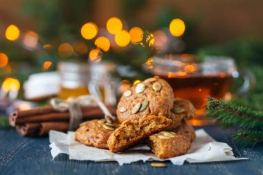 Noel tarçınlı kurabiye, şeker ve yılbaşı dekorasyon vintage tepsi üzerinde emme