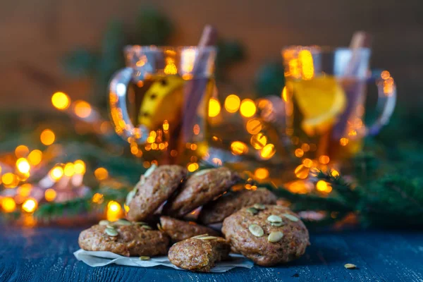 Pliki cookie Boże Narodzenie cynamon, ssanie cukierków i nowy rok ozdoba na vintage Taca — Zdjęcie stockowe