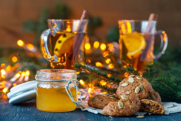 Coppa con vin brulè rosso o sangria e biscotti di pan di zenzero per le vacanze di Natale. Bevanda magica su luci sfondo natalizio decorato con anice alla cannella e abete. nuovo anno — Foto Stock