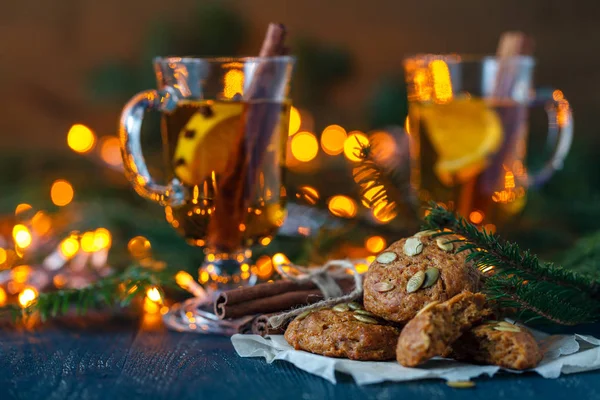 Домашнее печенье на праздничном новогоднем столе, елке и гирлянде — стоковое фото