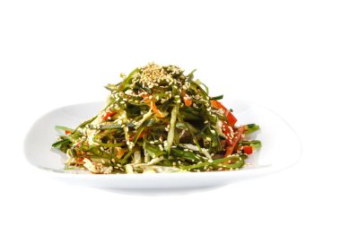 Yeşil wakame deniz yosunu salata beyaz tabakta bölümünü yakındır