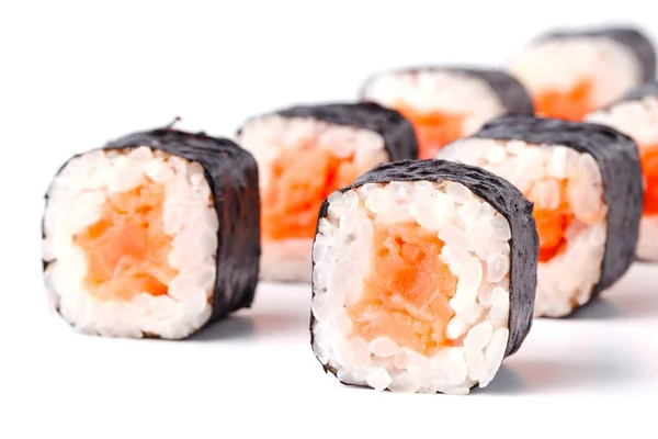 Rollos de sushi de Japón aislados sobre fondo blanco — Foto de Stock
