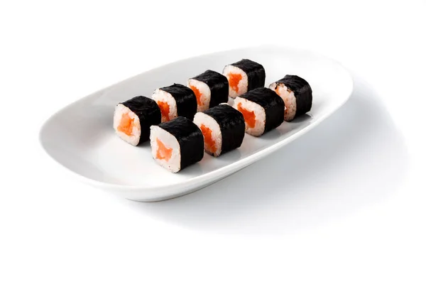 Rollo de sushi california - estilo de comida japonesa sobre fondo blanco — Foto de Stock