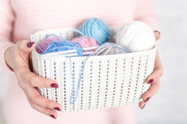 Kadın örgü iplik renkli