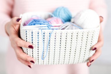 kadın farklı nesneleri plastik bir organizatör tutar